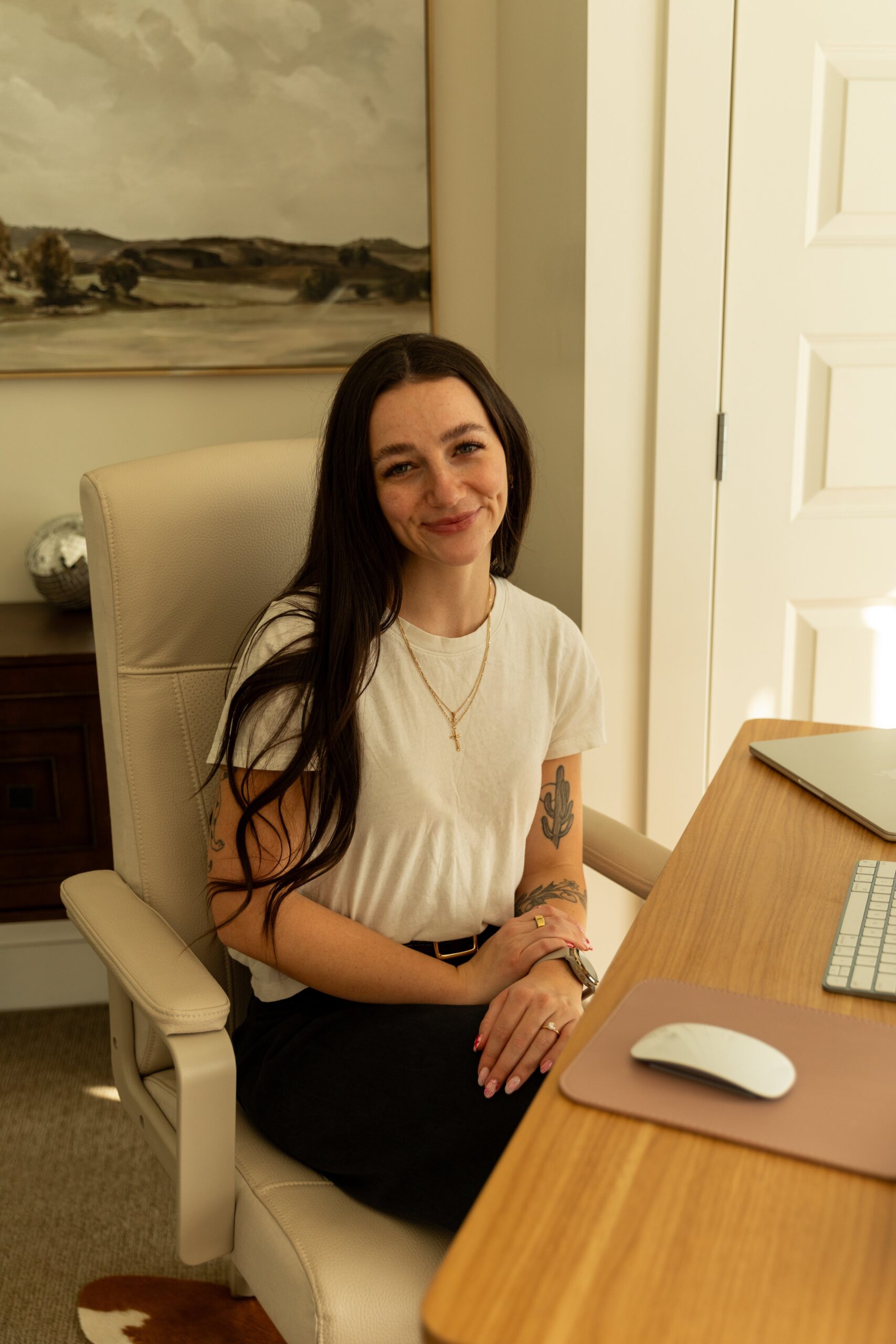 Abi of Flourish Foundry sitting at her desk to help you in choosing a website builder.